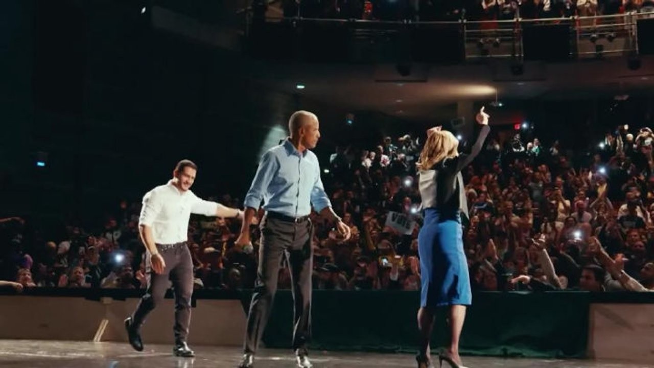 Barack Obama ricrea l'iconico "mic drop" sul palco elettorale del dem Abdul El-Sayed
