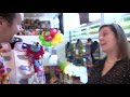 Hoedjes, pakken en attributen, in Apeldoorn gaat het al vijftig jaar over de toonbank - Café Carna…