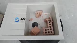 Мойка кухонная из искусственного камня, испытание кирпичом