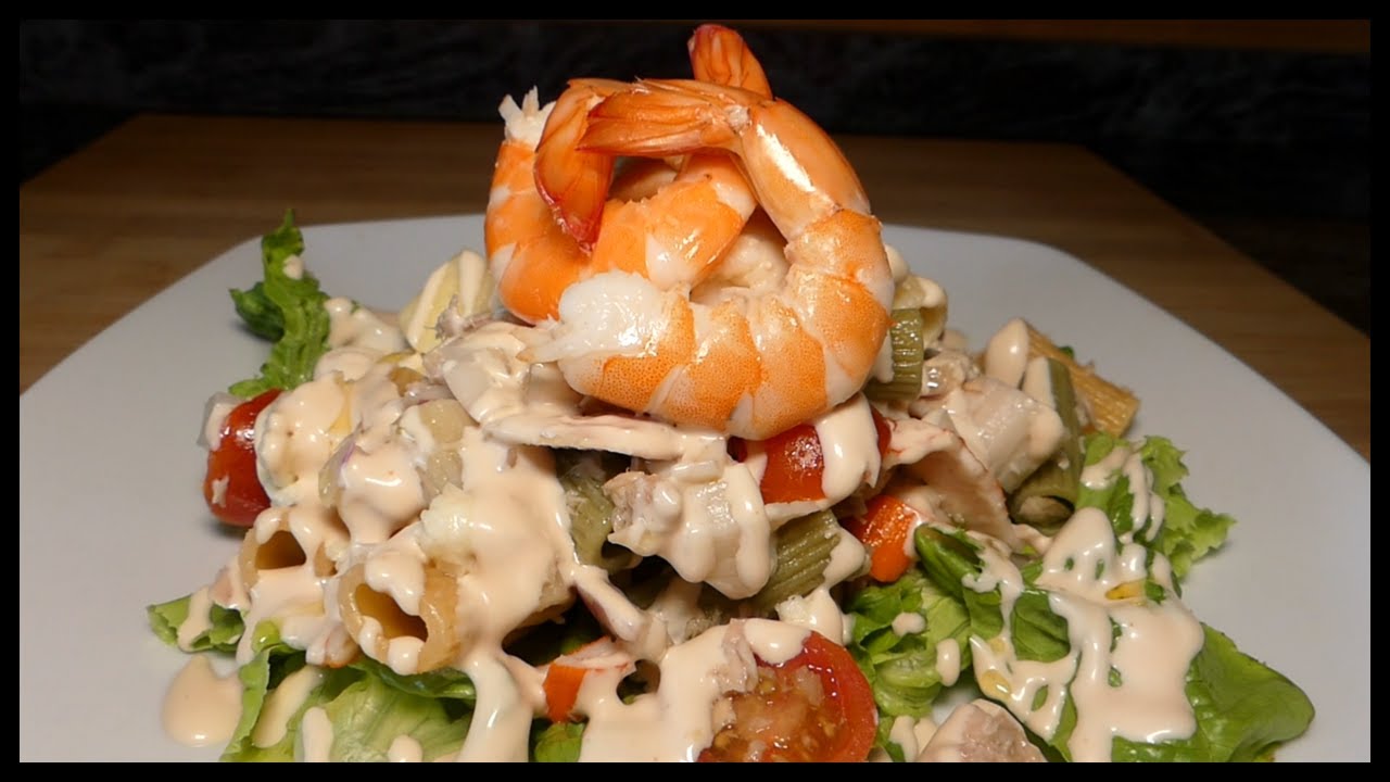 Ensalada de pasta con salsa rosa y langostinos