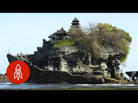 バリ島の海の中の寺院 (Bali's Temple in the Sea)