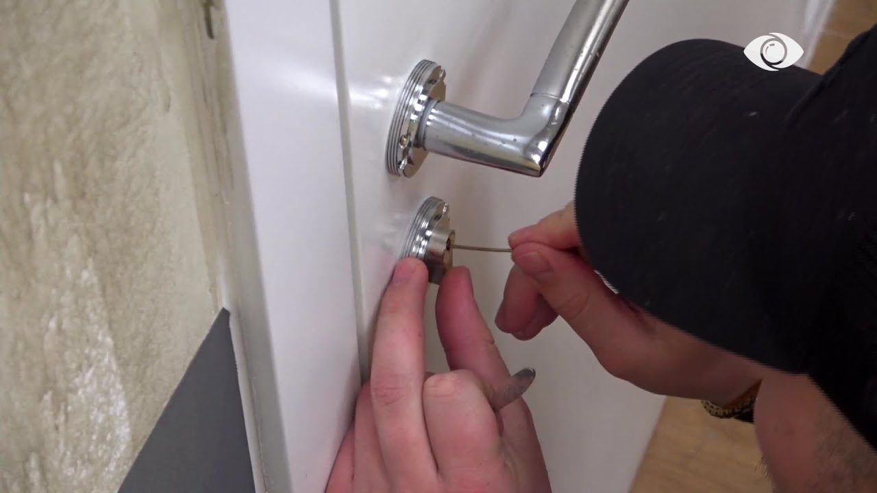 Romeo nuk dorëzohet, përpiqet të hapë derën e kazermës me karfica