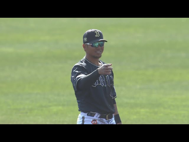 【4回裏】守備で魅せる‼ バファローズ・頓宮裕真 難しいバウンドに飛びつきアウトにする‼  2025年2月22日 福岡ソフトバンクホークス 対 オリックス・バファローズ