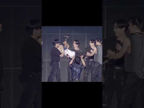 Skz carrying Felix for his intro in social path 😭 #dominATE_OSAKA