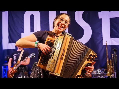 Claudia Hinker spielt "Auf die Quetschn, fertig, los" mit die Lauser auf ihrer Steirischen Harmonika