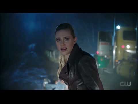 Riverdale 5x13 Betty was attacked by Trucker and she call Tabitha for help Betty stopped the trucker