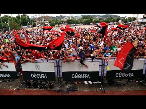 "Gran bienvenida al doblemente glorioso Cúcuta Deportivo." Barra: La Banda del Indio • Club: Cúcuta