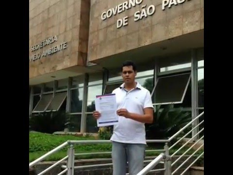 Pedro Angelo e Fernando Presença protocolando documento na Secretaria de Meio Ambiente de SP