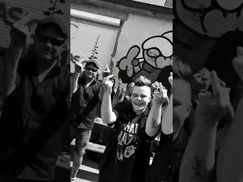 Kommt morgen um 18:06 Uhr in die Videopremiere und bringt all eure Missglückten Freunde mit 🔥