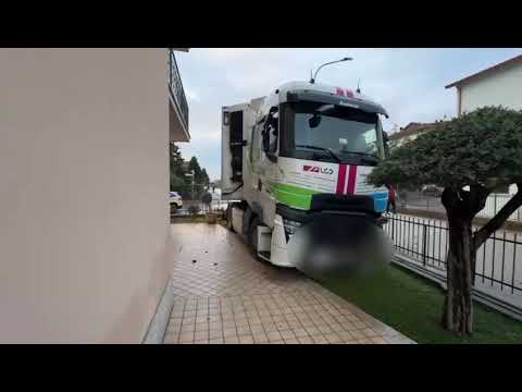 Camion entra nel giardino di un condominio dopo l'incidente