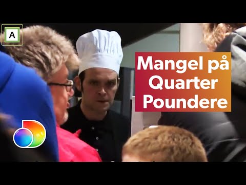 Calle og Vidar Magnussen later som de jobber i butikk | I Kveld Med Ylvis | discovery+ Norge