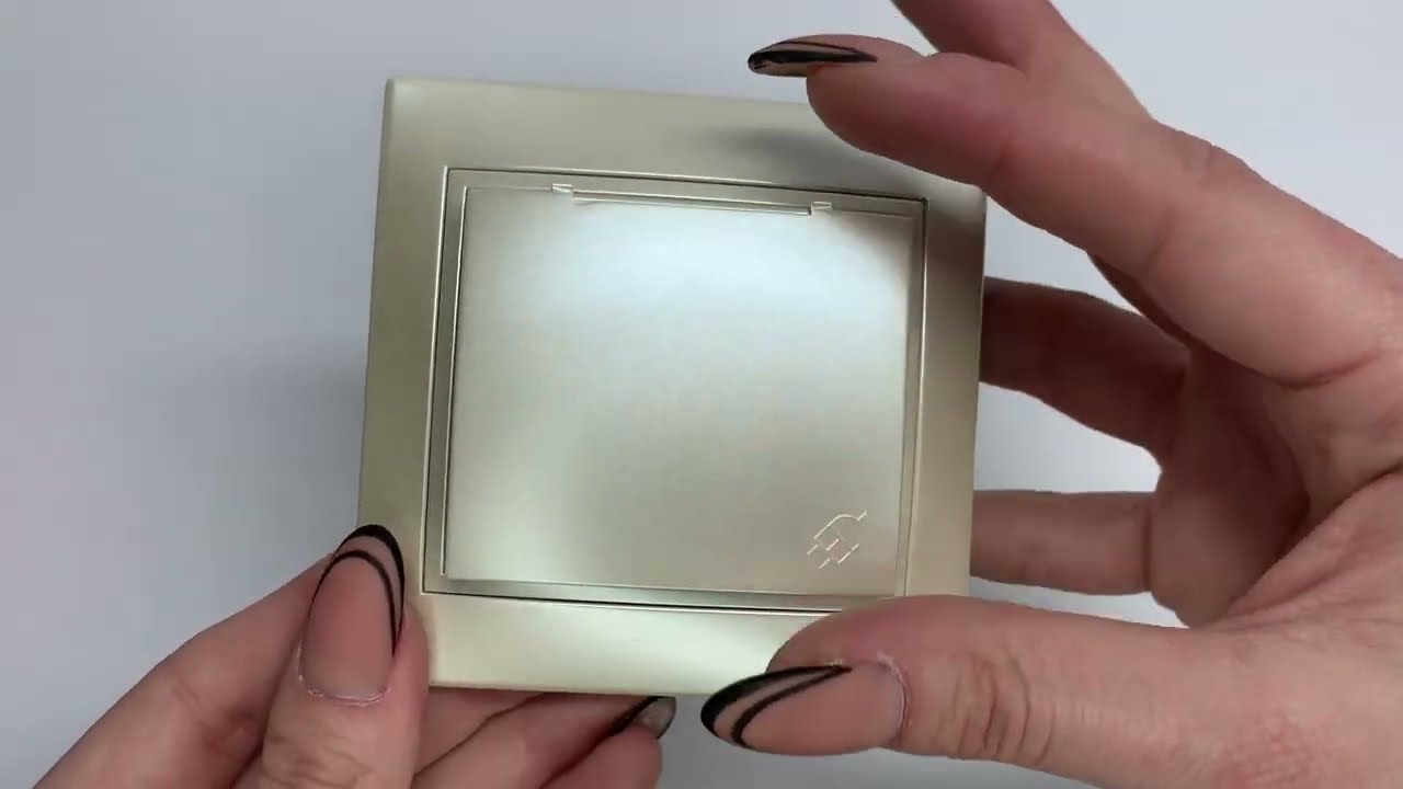 Розетка одинарная с заземлением и крышкой MIRA жемчужно-белый перламутр со вставкой 701-3030-123