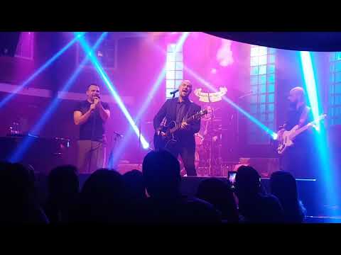 'Sharing Voices' - Saulo Vasconcelos e Leo Mancini - Under Pressure | Teatro Em 1 Minuto