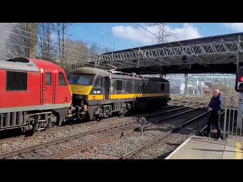 4M25 - DB90's - Bumblebee2 (90029) leading CB Hall (90035) a few minutes late thru Stafford Station