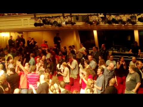 Mark Everett Runs Through Crowd Hugging Everyone