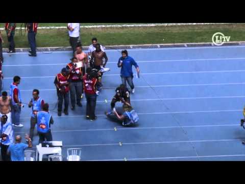 Seedorf discute com juízes e quase atropela jornalista