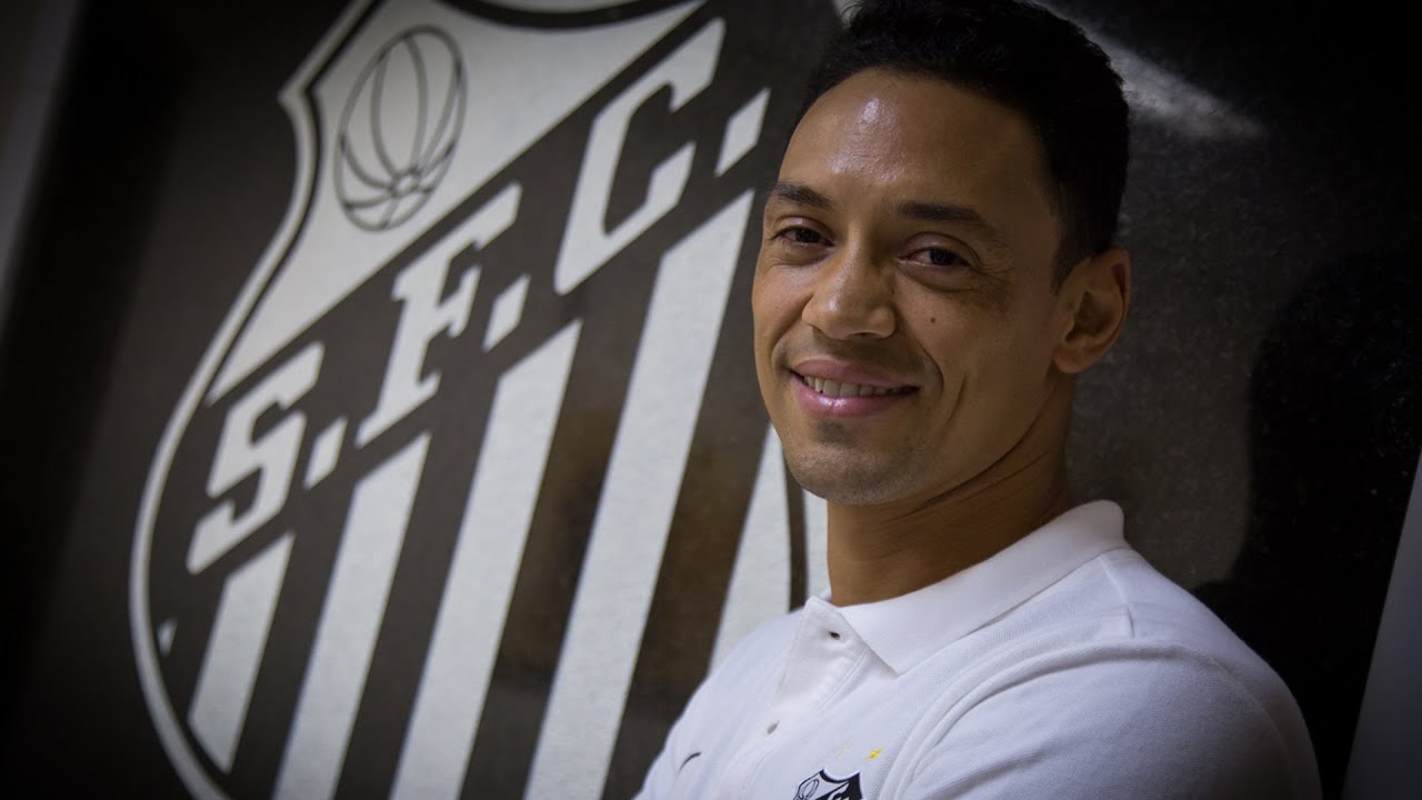 Ricardo Oliveira volta ao Santos após 12 anos