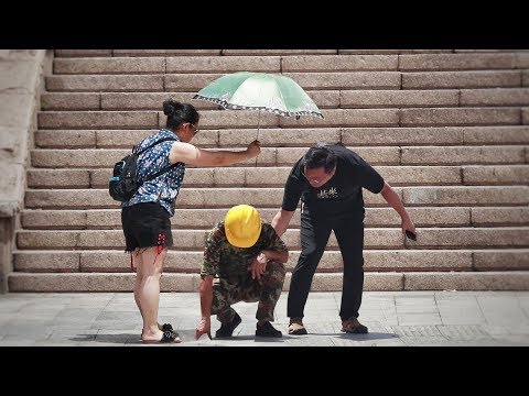 農民工街頭中暑暈倒，引來陌生人“組團”相助！