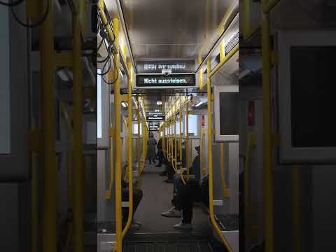 BVG Berliner U-Bahn - nicht aussteigen 😲