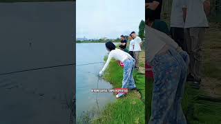 Download lagu Diremehkan Saat Mancing, Tapi Lihat Apa yang Terjadi Selanjutnya! 😱🎣 mp3