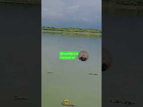 Passeio de Barco sobre as águas do açude Ararás em Hidrolândia CE Brasil