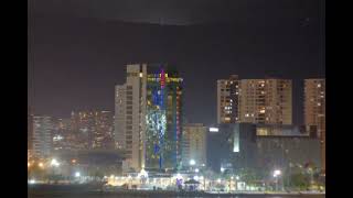 太陽が沈めば、砂漠の街は光の海になる