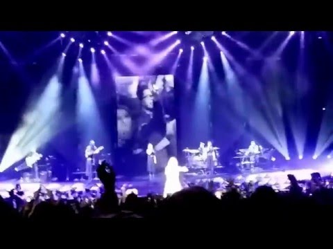 Ellie Goulding - Army LIVE (Prague, 30.1.2016)