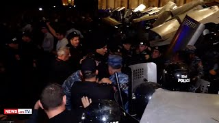 В Ереване протесты из-за Нагорного Карабаха: участники дерутся с полицией, 34 пострадавших (видео)