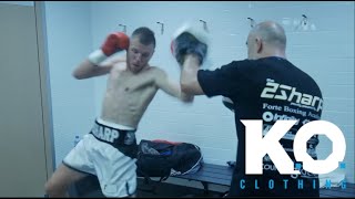 HIGHLY RATED AUSTRALIAN MARK LUCAS SMASHES THE PADS &amp; GOES THROUGH HIS PRE FIGHT WARM UP ROUTINE