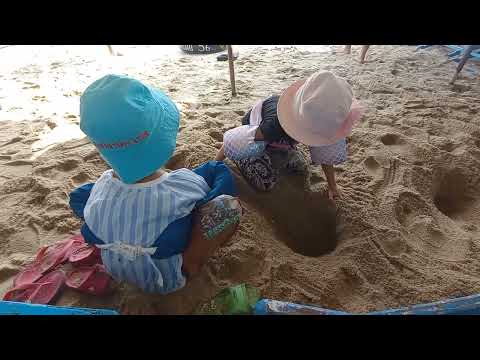 Ashita and Alisa 6years 4month at Bangsaen Beach Thailand.(part1)