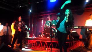 Mayraelisa y Farid cantando en club tropicana 04/19/13