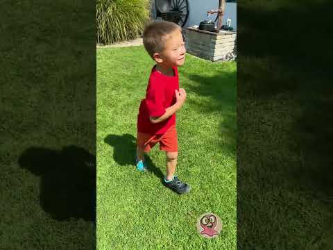 تبادل الأحذية الرياضية! 👟💚 الإخوة يساعدون بعضهم بعضًا! 👬