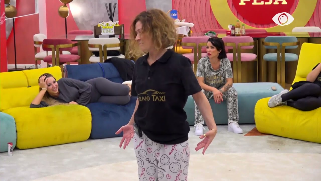 Momente gazmore/ Banorët luajnë me pantonime, shpërthejnë të qeshurat në shtëpi