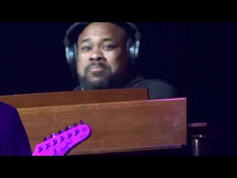 Maxwell Live - 6.22.17:) "Lifetime" Shedrick Mitchell & Travis Sayles solo:)