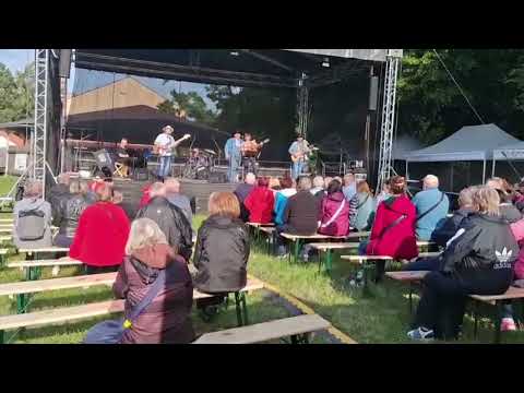 Koukám jak celá země vstává