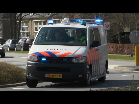 P1, 2x Politie Noodhulp naar auto in sloot Hantumeruitburen