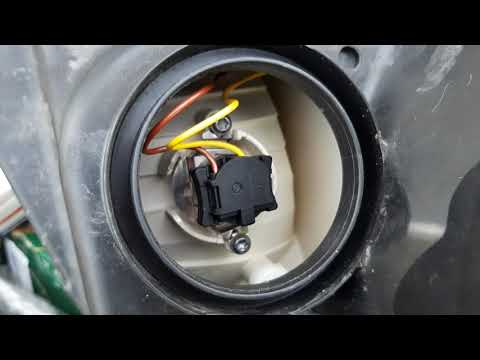 How to replace a headlight lamp / bulb on a Nissan NV400 2012 - 2019