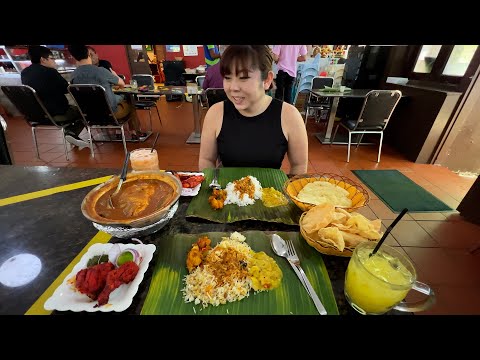 Comer comida indiana - prato de folhas de bananeira