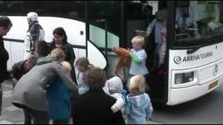 preview picture of video 'vertrek schoolreis groep 2 de hoeksteen  Groningen (Vinkhuizen) 2011'