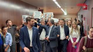 Il Pd contesta Salvini al suo arrivo a palazzo Pirelli: «Pensa ai treni»