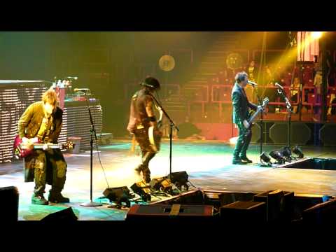 Guns n' Roses - "Motivation" (Tommy Stinson) live in Paris - France 05/06/2012