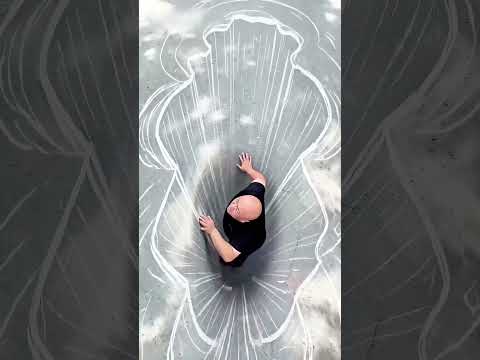公园的地面上用粉笔画了个大坑，没想到人居然真的能掉下去，太恐怖了😱#特效制作请勿当真 #手机特效#剧情需要请勿模仿 #音乐种草计划 #抖音小助手