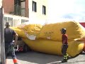 Attimi di tensione a Salerno al Consorzio rifiuti. Uomo minaccia di lanciarsi nel vuoto con il figlio