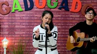 Vhiendy Savella Nyanyi Seru ame Anak-anak Warung