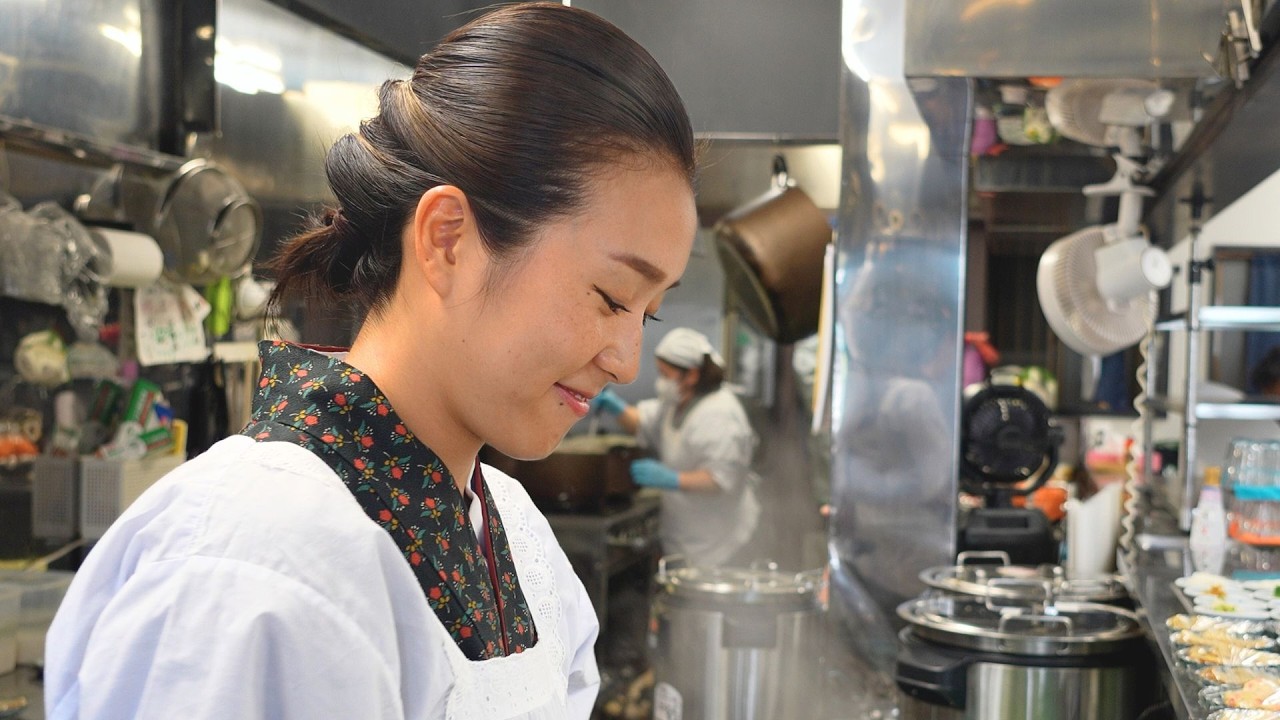 Instantly Sold Out! Inside the Famous Japanese Offal Stew Shop with a Beautiful Owner
