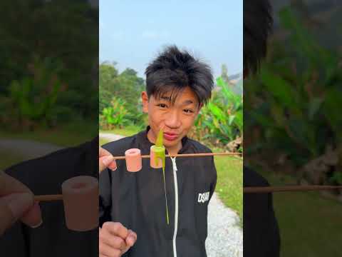 thử thách không cười với những trò đùa từ xúc xích siêu ngon khi ớt cay bị giấu đi để tạo ra nụ cười