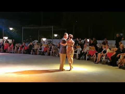  Lara Carminati  and  Marco Palladino  are  dancing  to  the  tango  "  Pescadores de Perlas  "  by  Florinda Sassone  in  2019