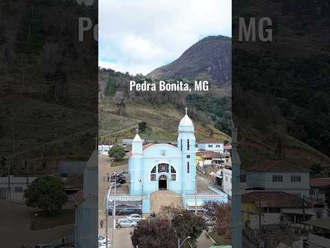 Imagens aéreas na cidade de Pedra Bonita (MG) e a pedra que originou seu nome.