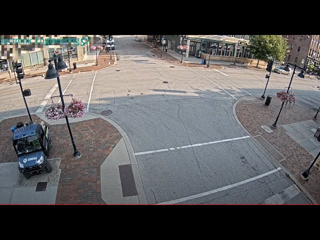Live webcam view of Court Avenue District Intersection