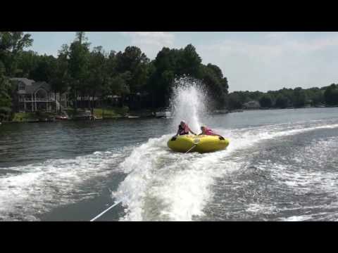 Jasmijn en Isabel op een tube
